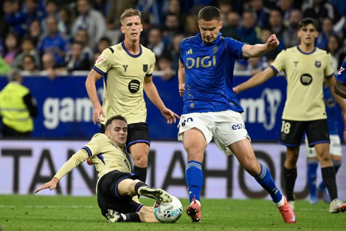 Barcelona's Spanish midfielder #17 Marc Casado (L) vies for the ball with Real Oviedo's Belgian midfielder #20 Leander Dendoncker during the Spanish league football match between Real Oviedo and FC Barcelona at the Carlos Tartiere stadium in Oviedo on September 25, 2025. Miguel RIOPA / AFP