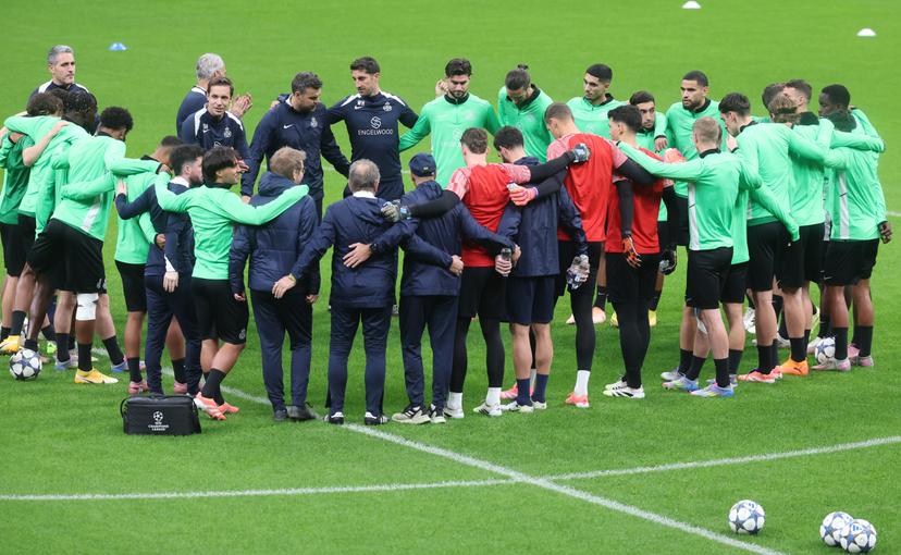 Union's head coach David Hubert talks to his players during a training session of Belgian soccer team Royale Union Saint-Gilloise in Istanbul, Turkey, on Monday 24 November 2025. The team is preparing for tomorrow's match against Turkish Galatasaray, on day 5 of the League phase of the UEFA Champions League tournament. BELGA PHOTO VIRGINIE LEFOUR