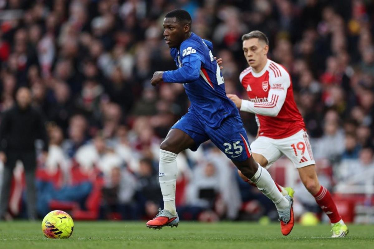 Chelsea's Ecuadorian midfielder #25 Moises Caicedo (L) is challenged by Arsenal's Belgian midfielder #19 Leandro Trossard (R) during the English Premier League football match between Arsenal and Chelsea at the Emirates Stadium in London on March 1, 2026. Adrian Dennis / AFP