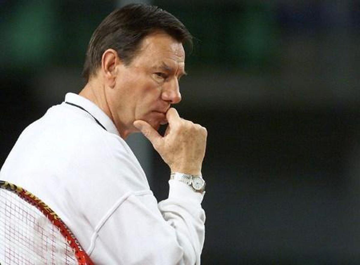 Croatian tennis captain team Nikola Pilic gives instructions to his players ahead of the Davis Cup first round against France, 04 February 2004 in Metz. AFP PHOTO JEAN-CHRISTOPHE VERHAEGEN