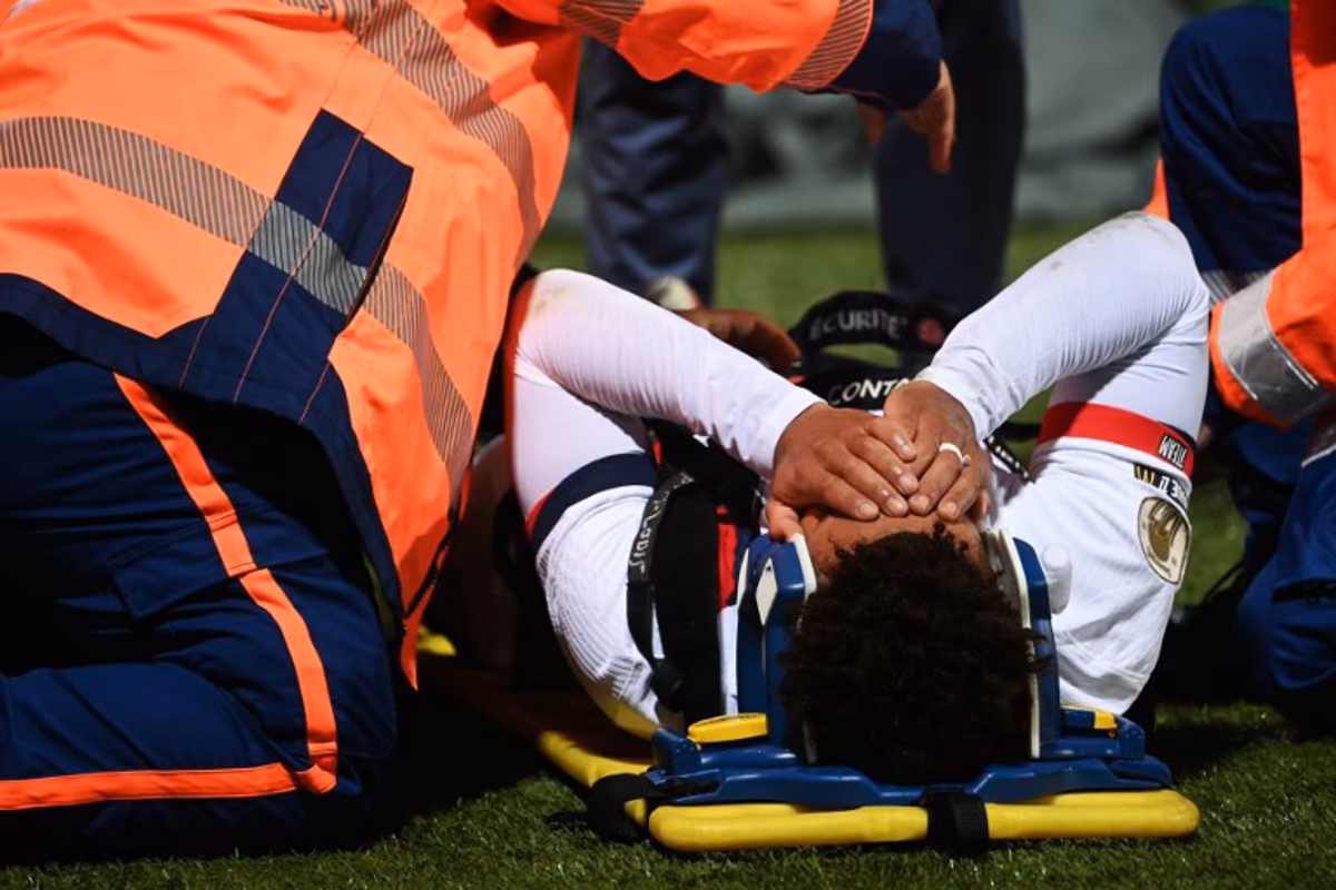 Paris Saint-Germain's French midfielder #14 Desire Doue reacts in pain after suffering an injury during the French L1 football match between FC Lorient and Paris Saint-Germain (PSG) at the Stade du Moustoir in Lorient, western France, on October 29, 2025. JEAN-FRANCOIS MONIER / AFP