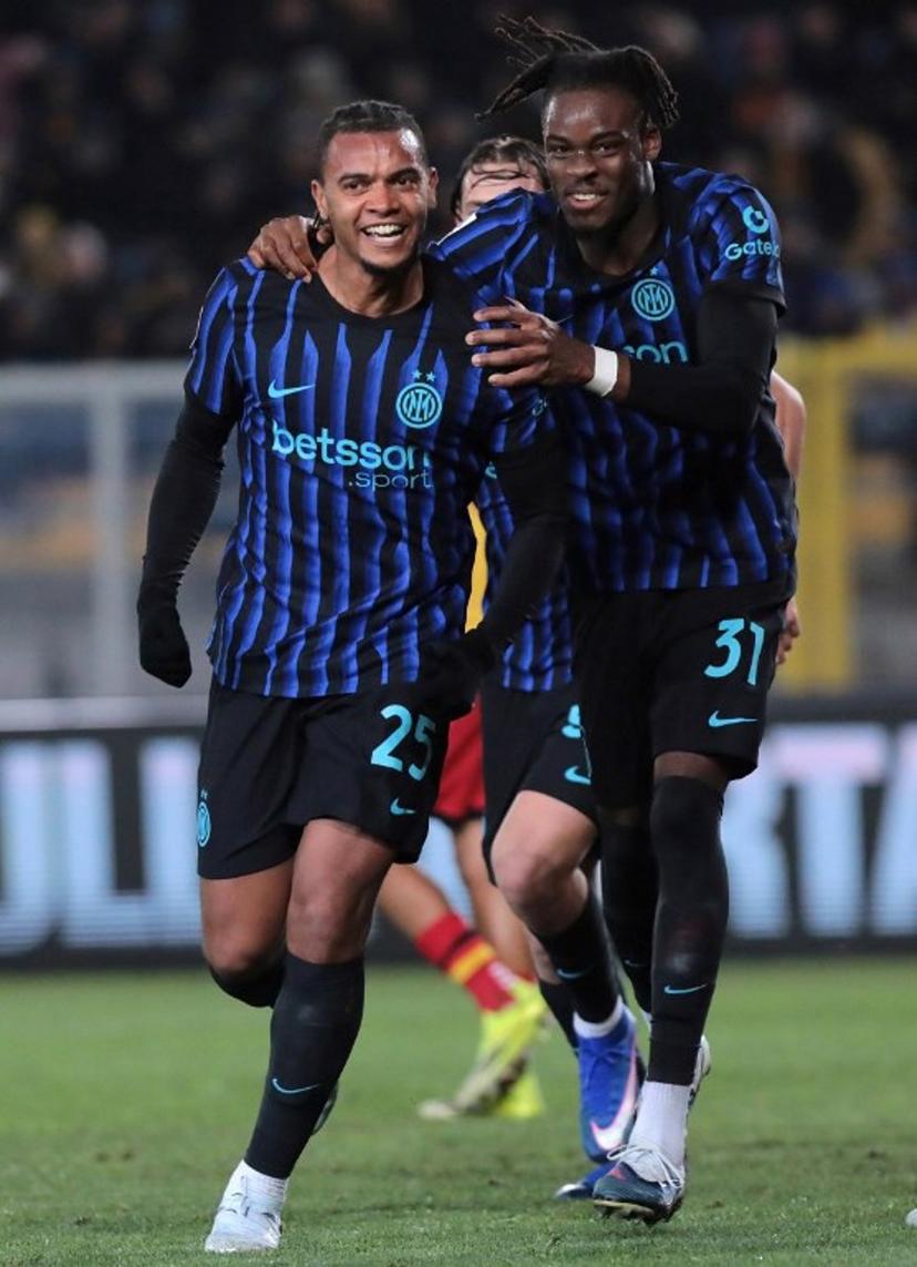 Inter Milan's Swiss defender #25 Manuel Akanji celebrates with Inter Milan's German defender #31 Yann Aurel Bisseck after scoring during the Italian Serie A football match Lecce vs Inter Milan at the Via del Mare stadium in Lecce, on February 21, 2026. ABBONDANZA SCURO LEZZI / ANSA / AFP