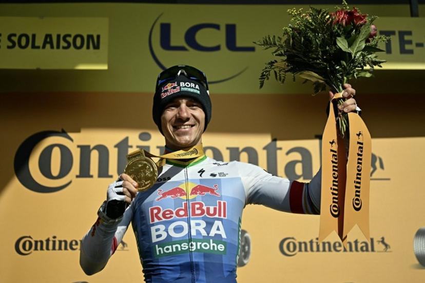 Red Bull - BORA - hansgrohe team's Belgian rider Remco Evenepoel celebrates on the podium after winning the 15th stage of the 113th edition of the Tour de France cycling race, 183,9 km between Champagnole and Plateau de Solaison in the Jura mountains, on July 19, 2026. Loic VENANCE / AFP