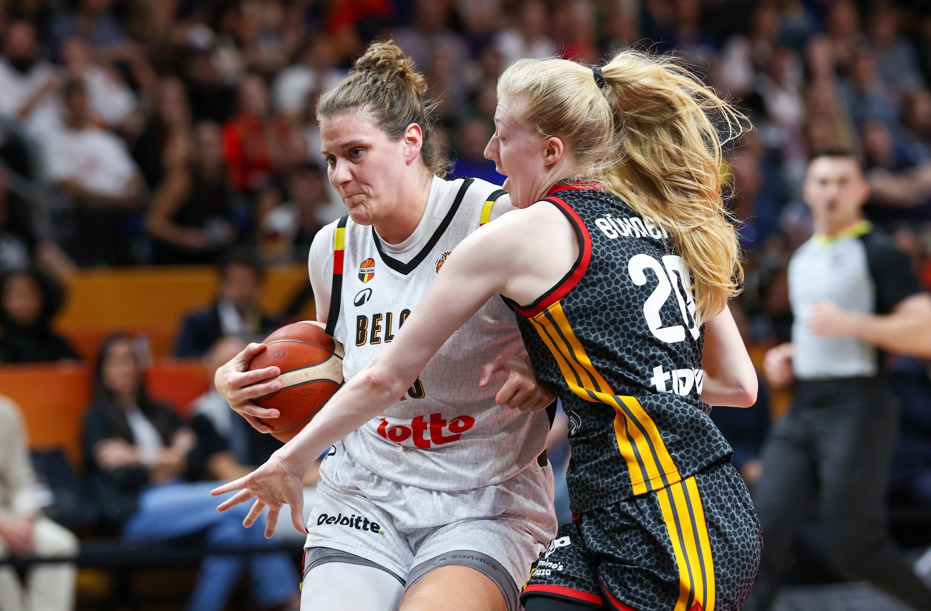 Belgium's Kyara Linskens and 21 Germany's Guelich fight for the ball during a basketball game between Germany and Belgium national team Belgian Cats, a quarter final game at the FIBA Women's Basketball World Cup, on Thursday 10 September 2026, in Berlin, Germany. The FIBA Women's Basketball World Cup takes place in Berlin from 4 to 13 September 2026. BELGA PHOTO VIRGINIE LEFOUR