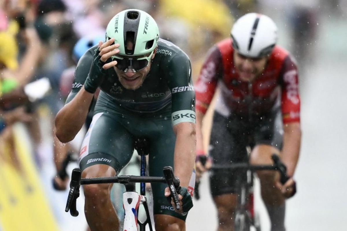 Lidl - Trek team's Italian rider Jonathan Milan wearing the best sprinter's green jersey cycles to the finish line to win the 17th stage of the 112th edition of the Tour de France cycling race, 160.4 km between Bollene and Valence, southern France, on July 23, 2025. Marco BERTORELLO / AFP
