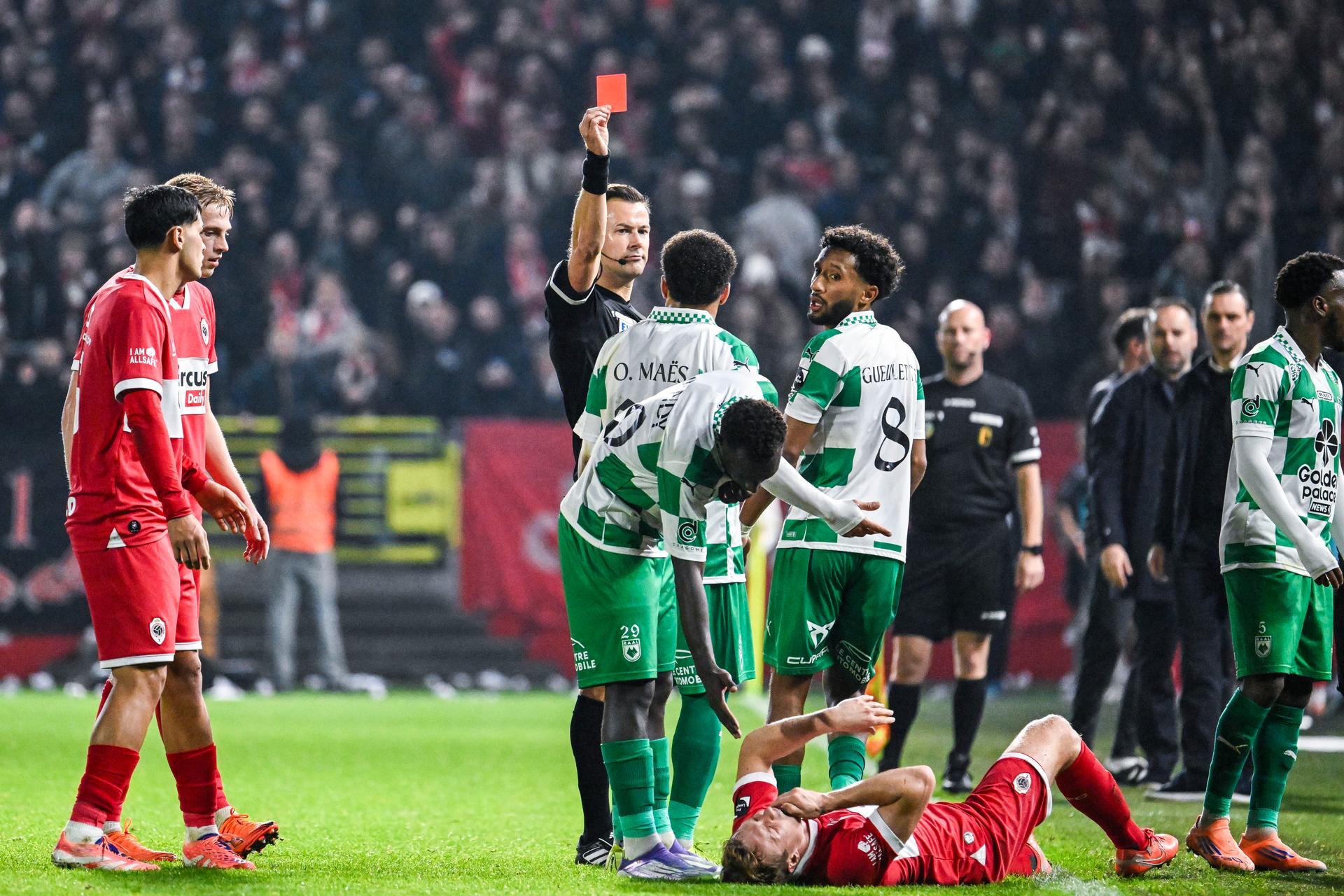 RAAL's Owen Maes receives a red card from referee Bram Van Driessche during a soccer match between Royal Antwerp FC and Raal La Louviere, Saturday 08 November 2025 in Antwerp, on day 14 of the 2025-2026 'Jupiler Pro League' first division of the Belgian championship. BELGA PHOTO TOM GOYVAERTS