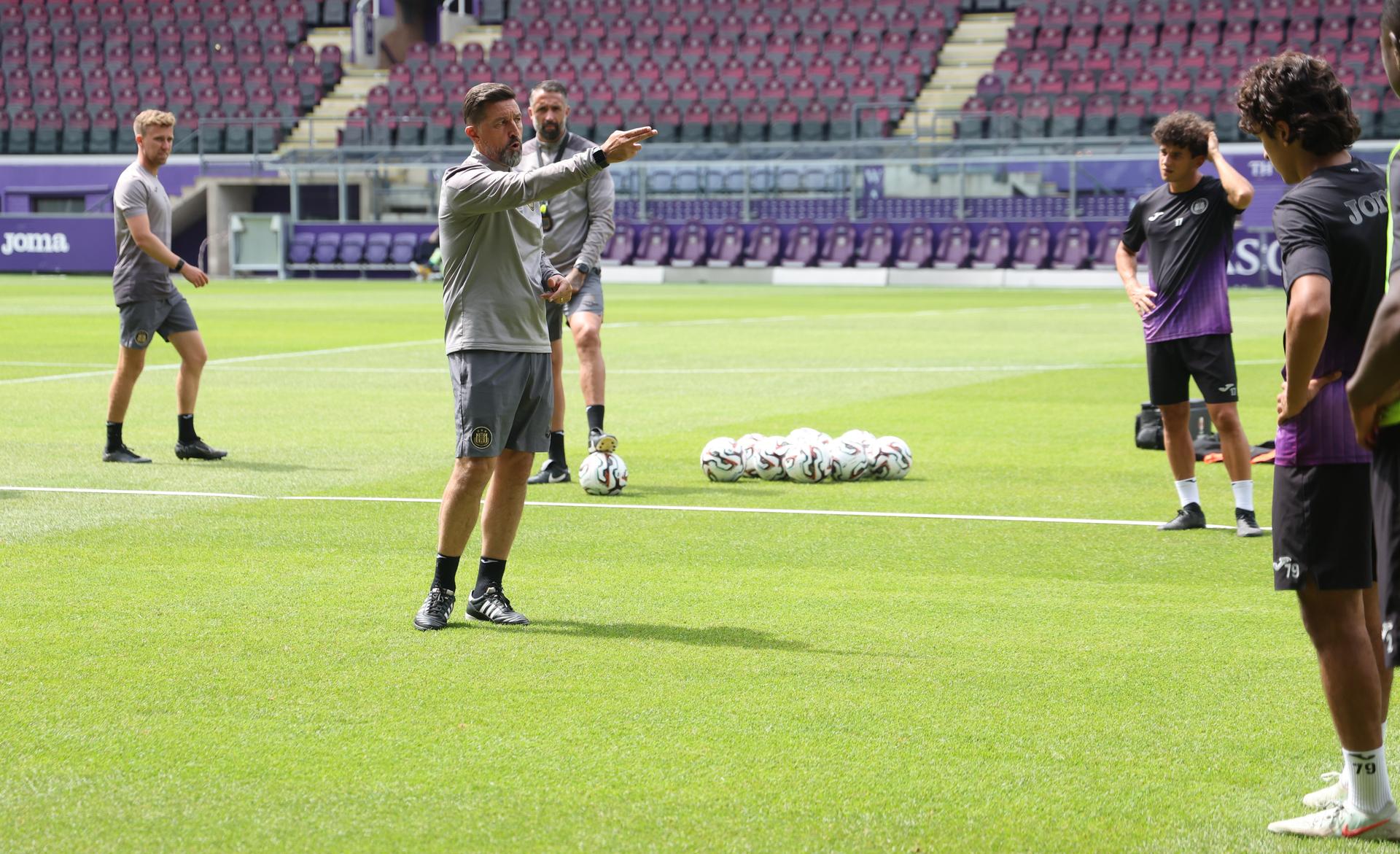 Anderlecht's head coach Besnik Hasi gestures during a training session of Belgian soccer team RSC Anderlecht, on Wednesday 23 July 2025 in Brussels. The team is preparing for tomorrow's game against Swedish BK Hacken, the first leg of the 2nd qualifying round for the UEFA Europa League competition. BELGA PHOTO VIRGINIE LEFOUR
