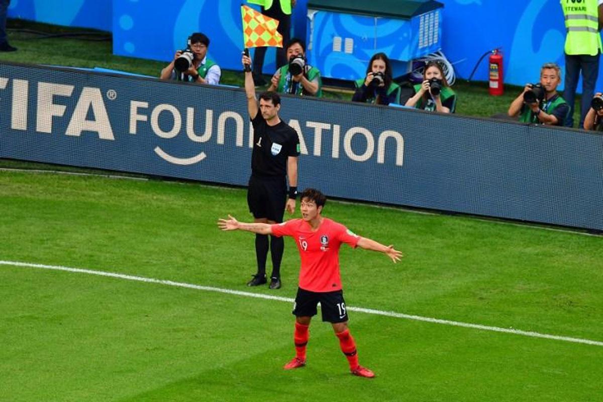 South Korea's defender Kim Young-gwon (R) reacts after an offside flag during the Russia 2018 World Cup Group F football match between South Korea and Germany at the Kazan Arena in Kazan on June 27, 2018. Luis Acosta / AFP RESTRICTED TO EDITORIAL USE - NO MOBILE PUSH ALERTS/DOWNLOADS