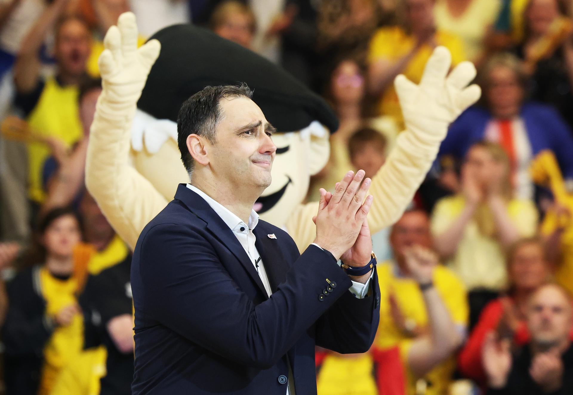 Oostende's head coach Dario Gjergja celebrates after winning the Belgian BNXT championship, Saturday 07 June 2025 in Oostende. BC Oostende defeats Kangoeroes Mechelen 100-76 in the fourth game of the best-of-5 finals in the playoffs of the 'BNXT League' Belgian/ Dutch first division basket championship. BELGA PHOTO KURT DESPLENTER