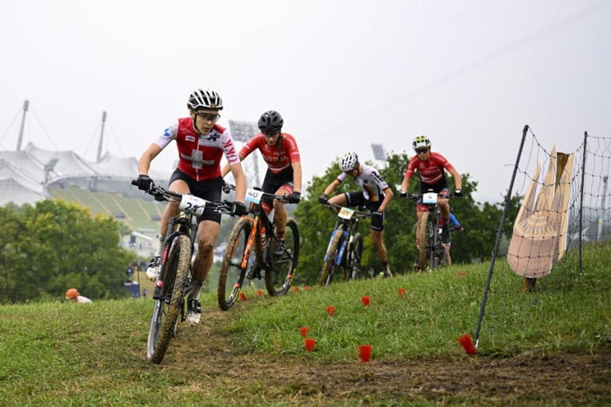 Switzerland's Steffi Haberlin (L) competes in the Women's Mountain Bike Cross Country Final event at the European Championships in Munich, southern Germany, on August 20, 2022. Tobias SCHWARZ / AFP