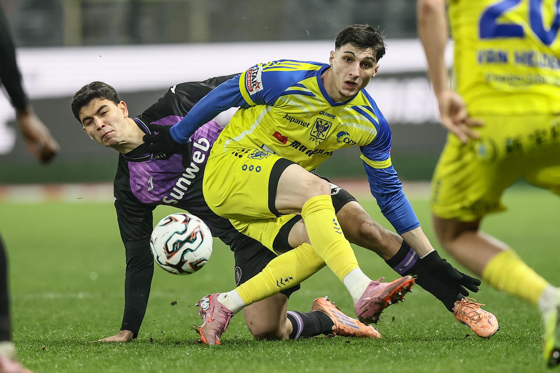 Anderlecht's Yasin Ozcan and STVV's Andres Ferrari fight for the ball during a soccer match between RSC Anderlecht and Sint-Truidense V.V., Saturday 13 December 2025 in Brussels, on day 18 of the 2025-2026 'Jupiler Pro League' first division of the Belgian championship. BELGA PHOTO BRUNO FAHY