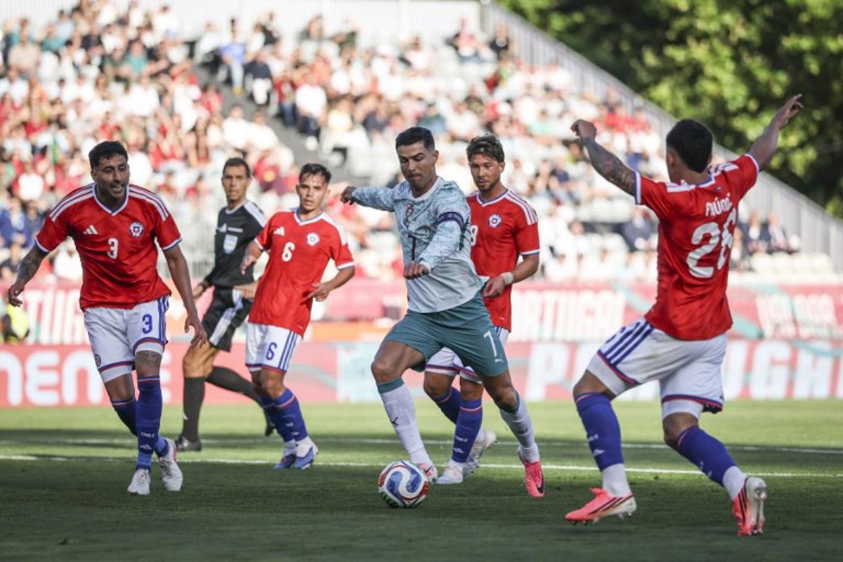 Portugal's forward #7 Cristiano Ronaldo (C) controls the ball during the international friendly football match between Portugal and Chile at Estadio Nacional do Jamor in Oeiras, on June 6, 2026. PATRICIA DE MELO MOREIRA / AFP