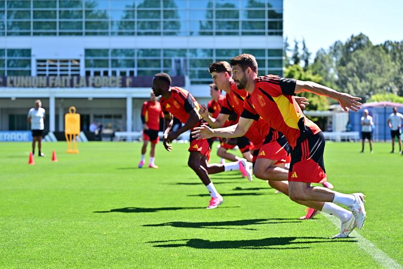 Belgium's Brandon Mechele (front) and his teammates pictured during a training session of Belgian national soccer team Red Devils, at the basecamp in Seattle, USA on Sunday 14 June 2026, ahead of their first game tomorrow against Egypt at the FIFA World Cup 2026. BELGA PHOTO DIRK WAEM