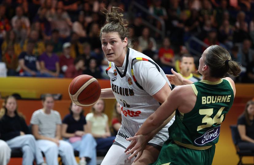 Belgium's Kyara Linskens and Australia' Isabelle Bourne fight for the ball during a basketball game between Belgian national team Belgian Cats and Australia, game 3 of the group phase at the FIBA Women's Basketball World Cup, on Monday 7 September 2026, in Berlin, Germany. The FIBA Women's Basketball World Cup takes place in Berlin from 4 to 23 September 2026. BELGA PHOTO VIRGINIE LEFOUR
