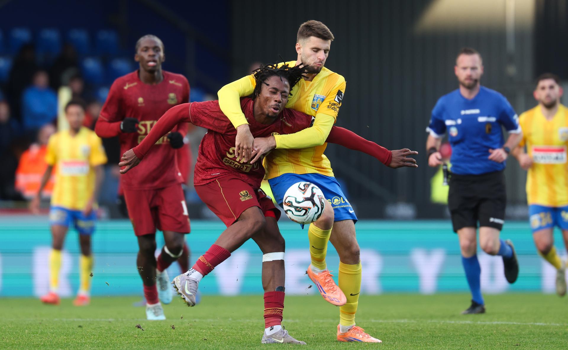 Dender's Frederick Benjamin Chiemela and Westerlo's Matija Frigan fight for the ball during a soccer match between KVC Westerlo and FCV Dender EH, Saturday 25 October 2025 in Westerlo, on day 12 of the 2025-2026 'Jupiler Pro League' first division of the Belgian championship. BELGA PHOTO VIRGINIE LEFOUR