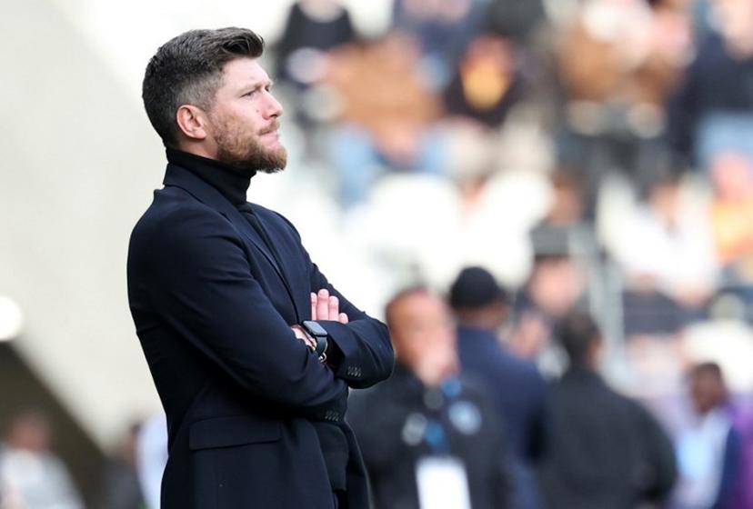Monaco's Belgian head coach Sebastien Pocognoli looks on during the French L1 football match between Paris FC and AS Monaco at the Stade Jean-Bouin in Paris on April 10, 2026. FRANCK FIFE / AFP