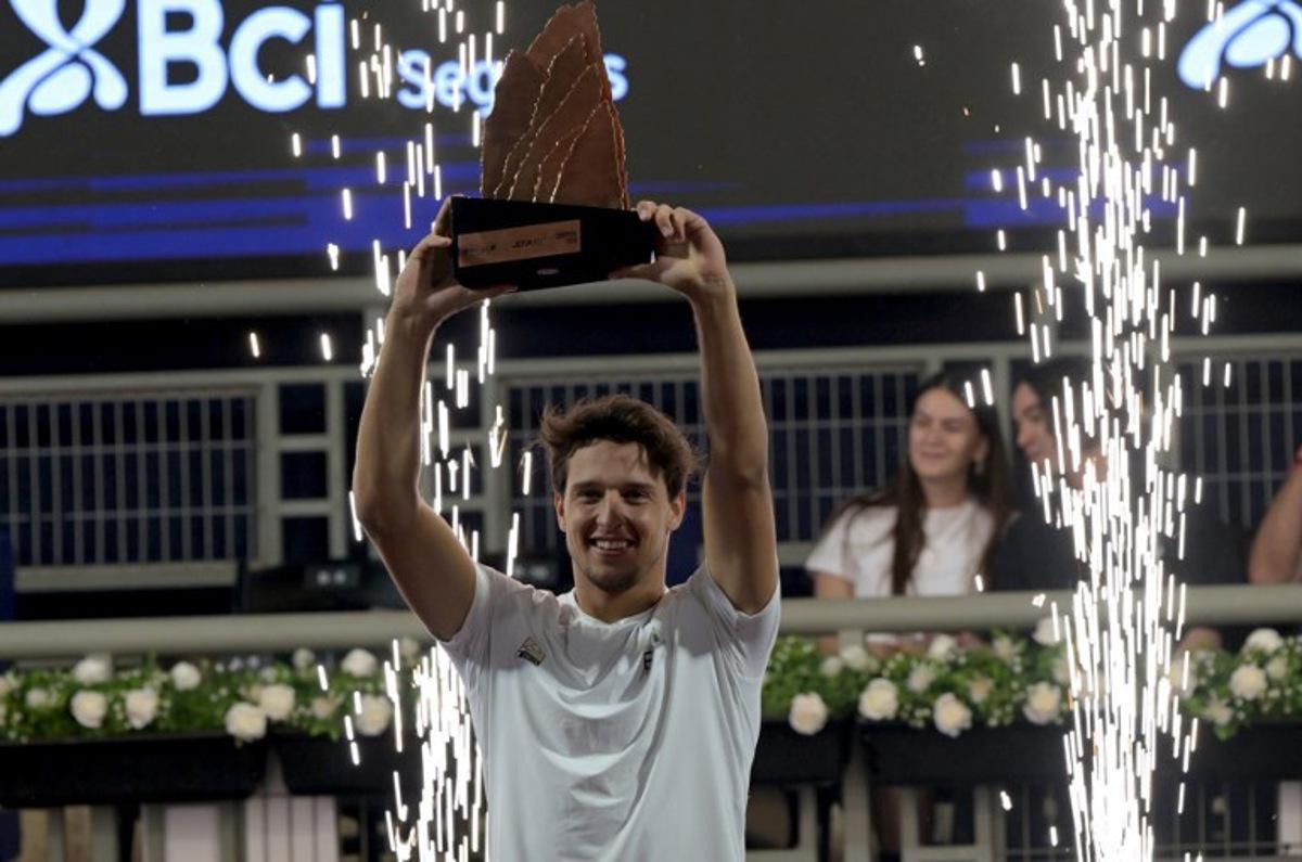Italy's Luciano Darderi lifts the trophy after winning the ATP Santiago Open men's singles tennis final match against Germany's Yannick Hanfmann at the Club San Carlos de Apoquindo in Santiago on March 1, 2026. Rodrigo ARANGUA / AFP