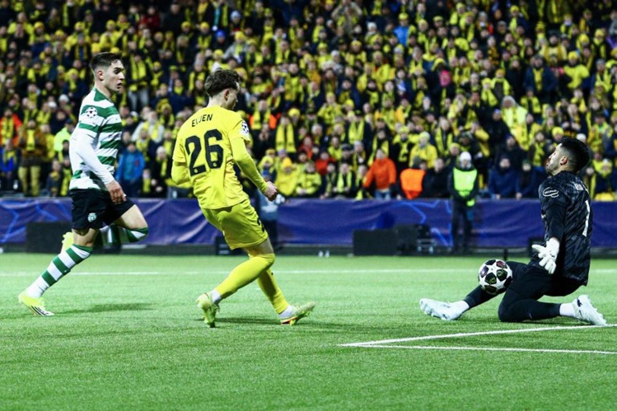 Bodo/Glimt's Norwegian midfielder #26 Hakon Evjen (C) attempts top score past Sporting Lisbon's Portuguese goalkeeper #01 Rui Silva (R) during the UEFA Champions League, Last 16, first-leg football match Bodo/Glimt vs Sporting CP at the Aspmyra stadium, in Bodo, Norway on March 11, 2026. Mats Torbergsen / NTB / AFP