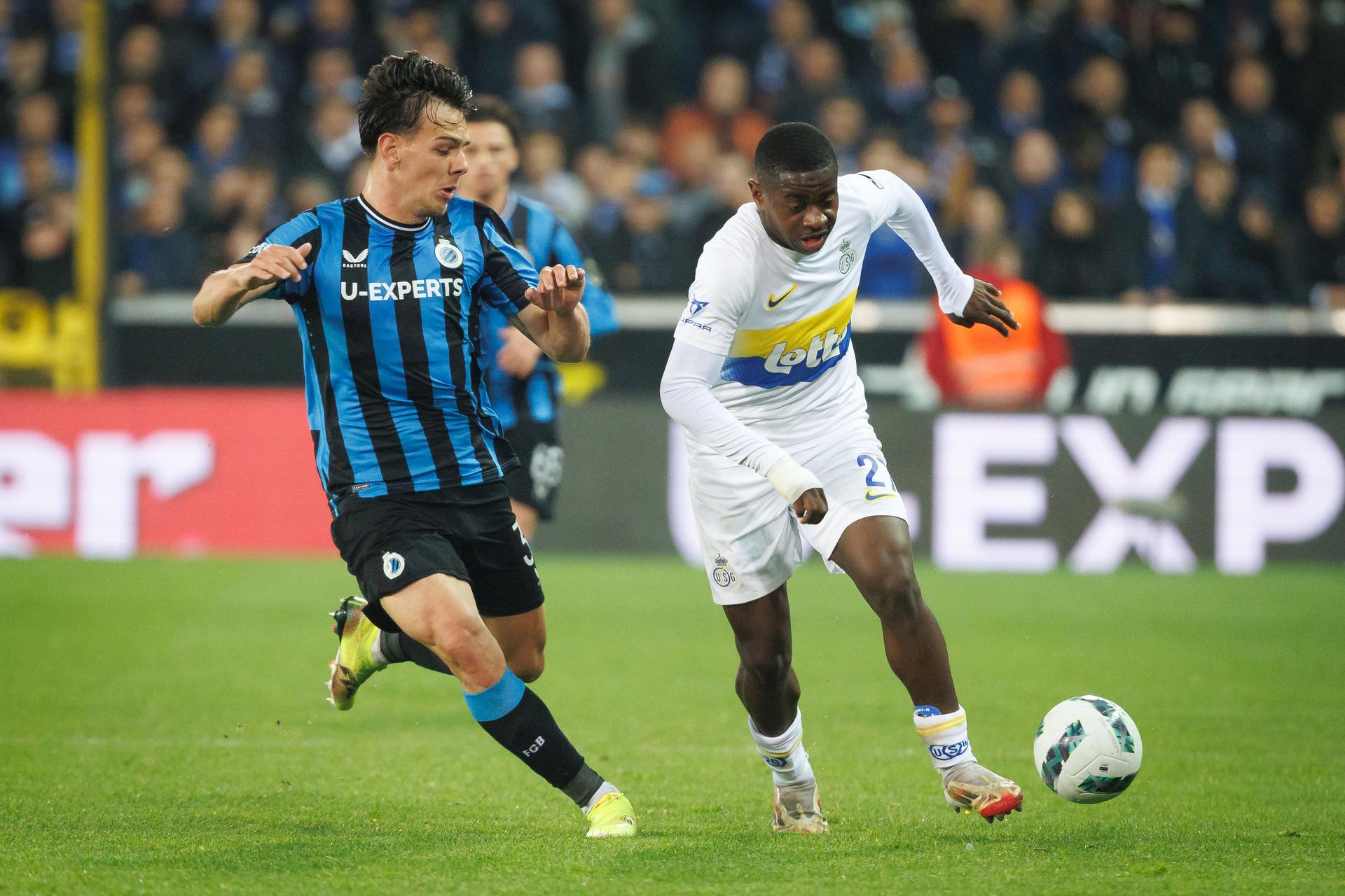 Club's Ardon Jashari and Union's Noah Sadiki fight for the ball during a soccer match between Club Brugge and Royale Union Saint-Gilloise, Thursday 24 April 2025 in Brugge, on day 5 (out of 10) of the Champions' Play-offs of the 2024-2025 'Jupiler Pro League' first division of the Belgian championship. BELGA PHOTO KURT DESPLENTER