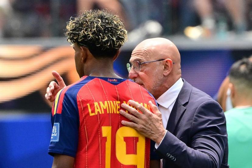 Spain's head coach Luis de la Fuente speaks with Spain's forward #19 Lamine Yamal during the 2026 World Cup round of 32 football match between Spain and Austria at the Los Angeles Stadium in Inglewood on July 2, 2026. Frederic J. Brown / AFP
