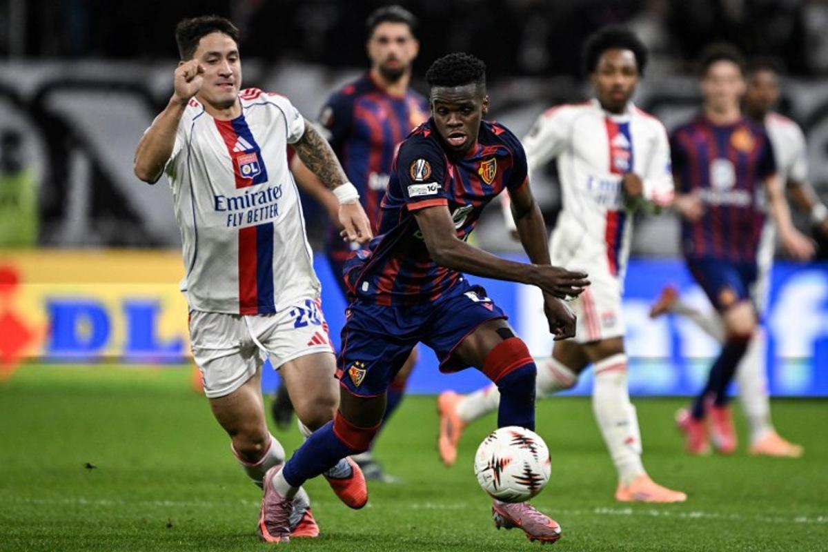 Lyon's Uruguayan forward #20 Martin Satriano (L) fights for the ball with Bale's Congolese midfielder #05 Metinho during the UEFA Europa League 1st round day 3 football match between Olympique Lyonnais (OL) and FC Basel at the Groupama Stadium in Decines-Charpieu, central-eastern France on October 23, 2025. JEFF PACHOUD / AFP