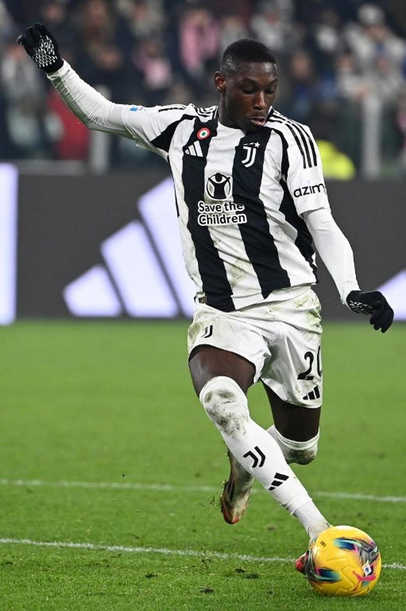 Juventus' French forward #20 Kolo Muani controls the ball during the Italian Serie A football match between Juventus and Inter Milan at the Juventus Stadium in Turin on February 16, 2025. Isabella BONOTTO / AFP