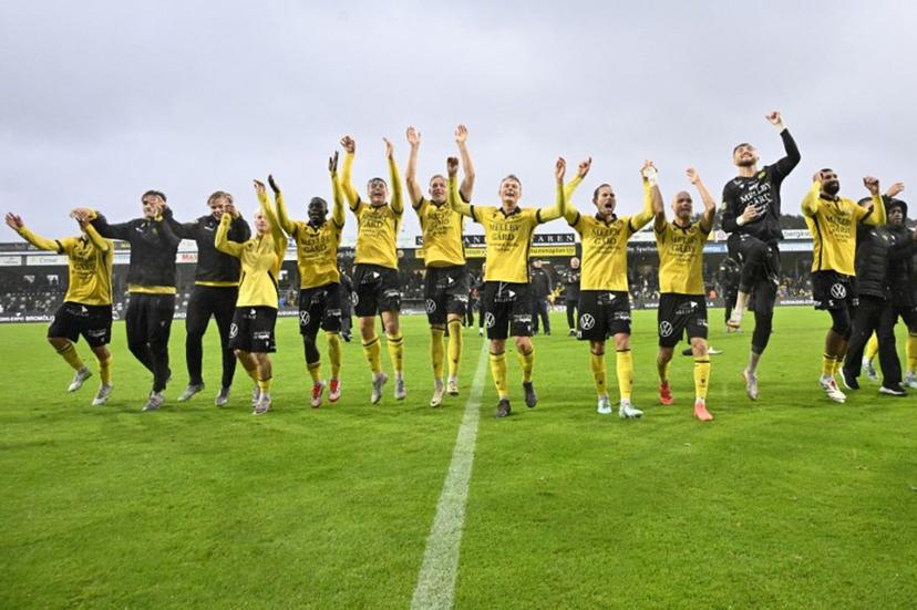 Mjallby AIF's players celebrate their victory after the Swedish football championship (Allsvenskan) football match between Mjallby AIF and IF Elfsborg at Strandvallen in Hallevik, near Mjallby, on October 4, 2025. 'I'm keeping the idea, I don't even dare to think about it': with four days left in the championship, Mjällby AIF coach Anders Torstensson wants to keep a cool head as his club could become Swedish football champions. Johan NILSSON / TT NEWS AGENCY / AFP