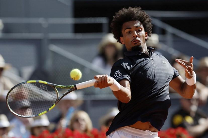 France's Arthur Fils returns the ball to Italy's Jannik Sinner during their 2026 ATP Tour Madrid Open tennis tournament semi-final singles match at the Caja Magica in Madrid, on May 1, 2026. Oscar DEL POZO / AFP
