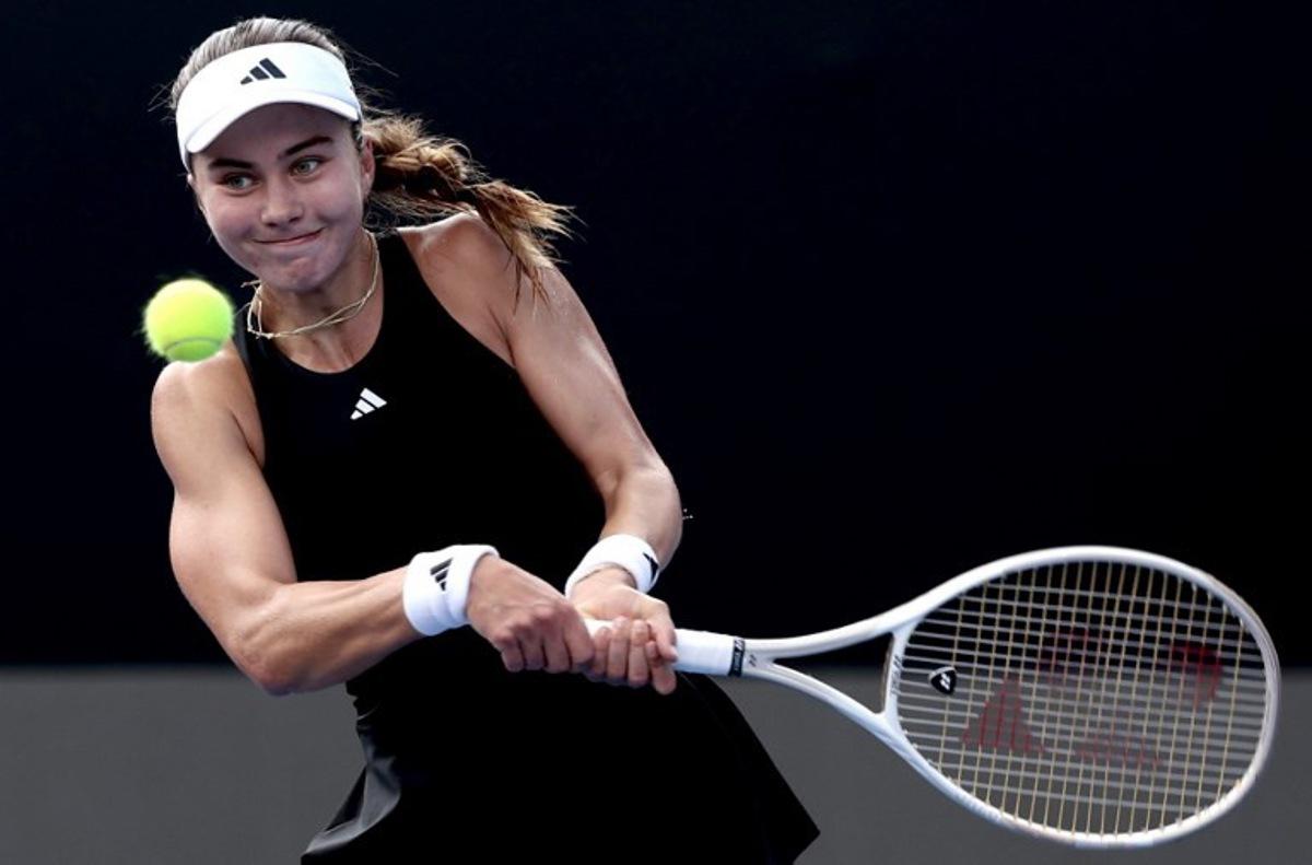 US' Iva Jovic returns the ball to Colombia's Emiliana Arango during the women's singles final match of the 2025 WTA Guadalajara Open in Zapopan, Mexico, on September 14, 2025. ULISES RUIZ / AFP