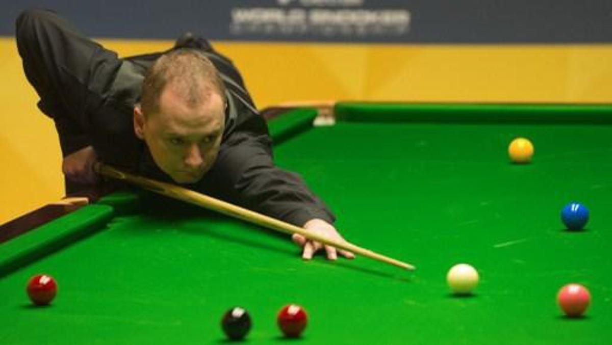 Scotland's Graeome Dott lines a shot during the World Snooker Championship 2013 second round match against England's Shaun Murphy at The Crucible in Sheffield, England, on April 26, 2013. AFP PHOTO/ANDREW YATES