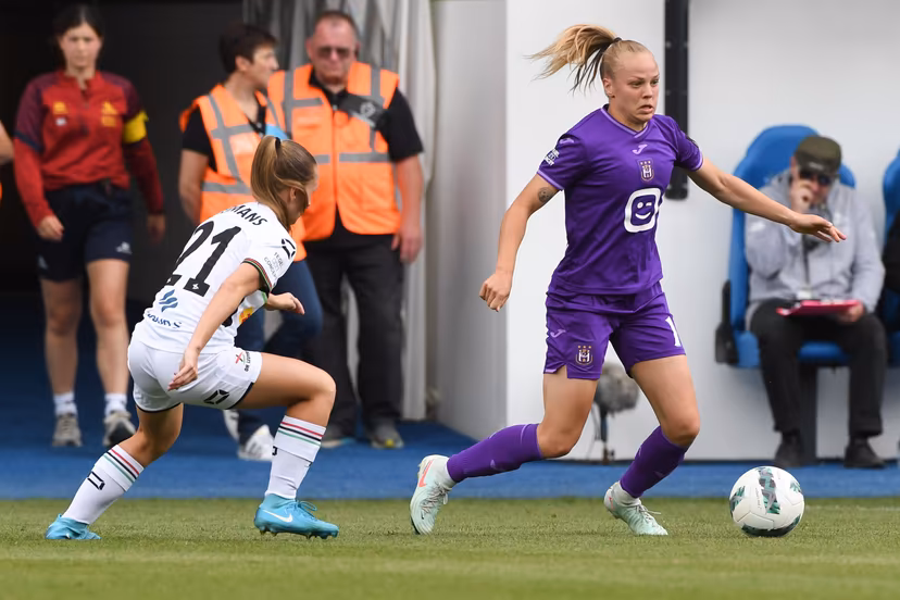 OHL Women's Flo Hermans and Anderlecht's Sarah Wijnants pictured in action during a soccer match between Oud-Heverlee Leuven and RSCA Women, Saturday 17 May 2025 in Heverlee, on day 6 (out of 6) of the Play-offs of the 2024-2025 'Super League Women' first division of the Belgian championship. BELGA PHOTO JILL DELSAUX