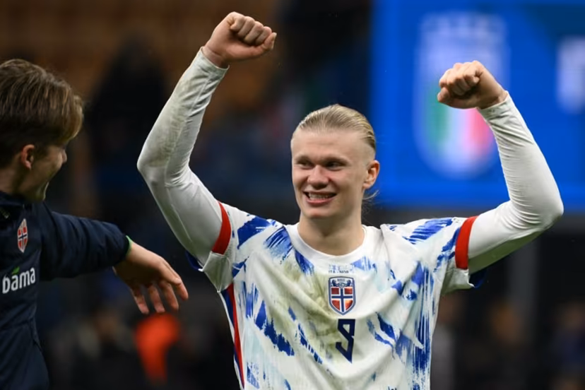 Norway's captain #09 Erling Braut Haaland celebrates victory with teammates at the end of the FIFA World Cup 2026 European qualification football match between Italy and Norway, at the San Siro Stadium, in Milan, on November 16, 2025. Alberto PIZZOLI / AFP