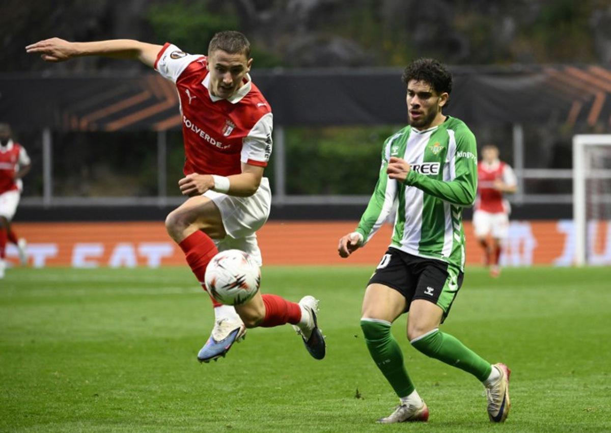 Sporting Braga's Swedish defender #14 Gustaf Lagerbielke controls the ball next to Real Betis' Moroccan forward #10 Abde Ezzalzouli during the UEFA Europa League quarter final first leg football match between SC Braga and Real Betis at Municipal stadium of Braga, on April 8, 2026. Miguel RIOPA / AFP