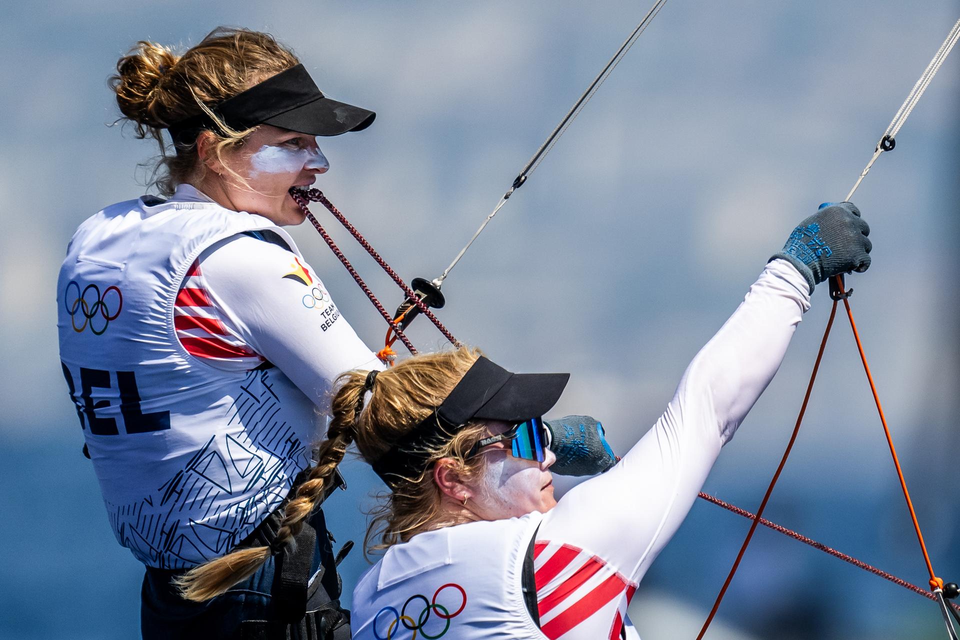 240728 Isaura Maenhaut and Anouk Geurts of Belgium compete in women's skiff - 49er FX sailing during day 2 of the Paris 2024 Olympic Games on July 27, 2024 in Marseille. Photo: Petter Arvidson / BILDBYRÅN / kod PA / PA0850 bbeng segling Sailing olympic games olympics os ol olympiska spel olympiske leker paris 2024 paris-os paris-ol sverige sweden dam