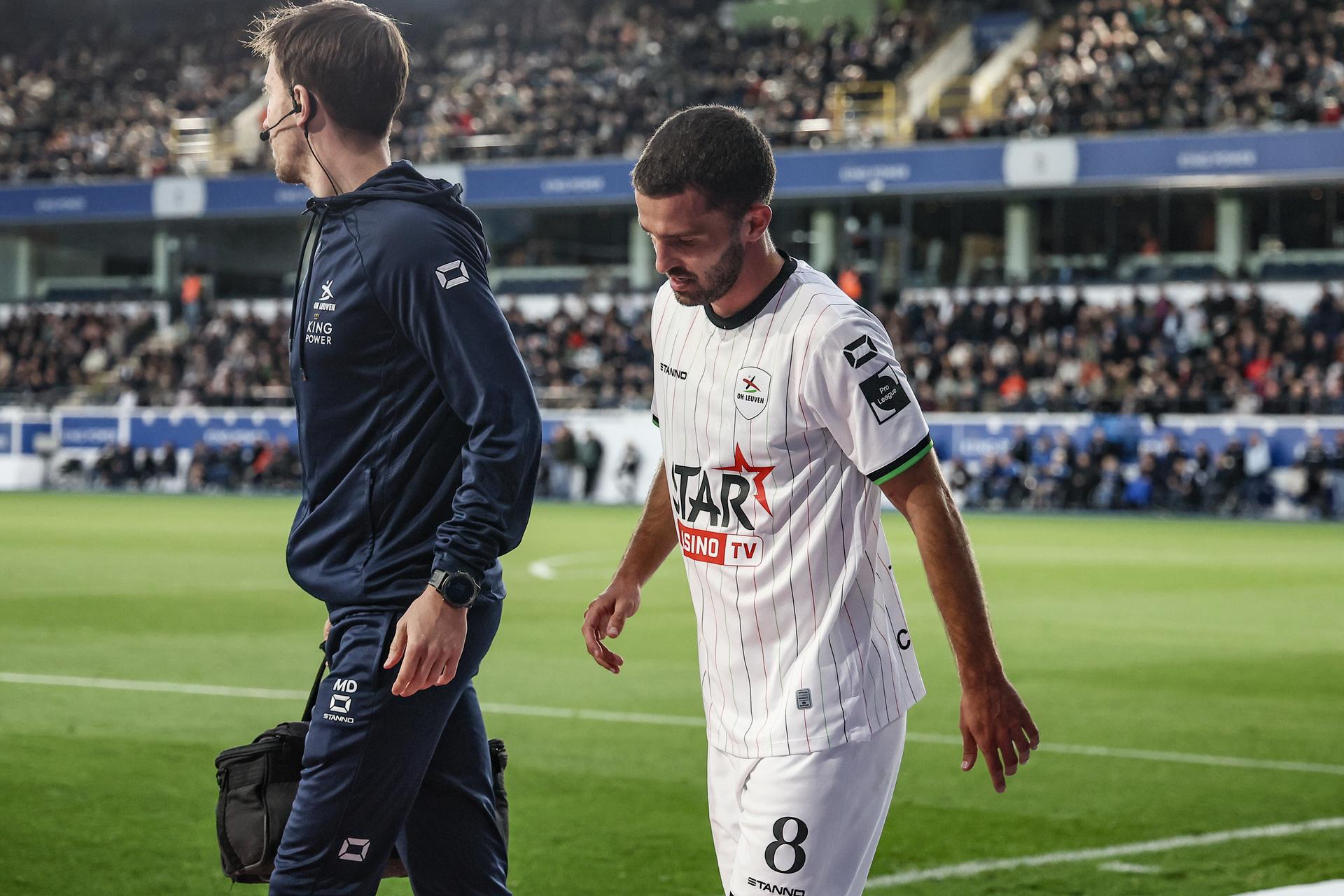 OHL's Siebe Schrijvers leaves the pitch after being injured during a soccer match between Oud-Heverlee Leuven and Club Brugge, Saturday 18 October 2025 in Leuven, on day 11 of the 2025-2026 'Jupiler Pro League' first division of the Belgian championship. BELGA PHOTO BRUNO FAHY