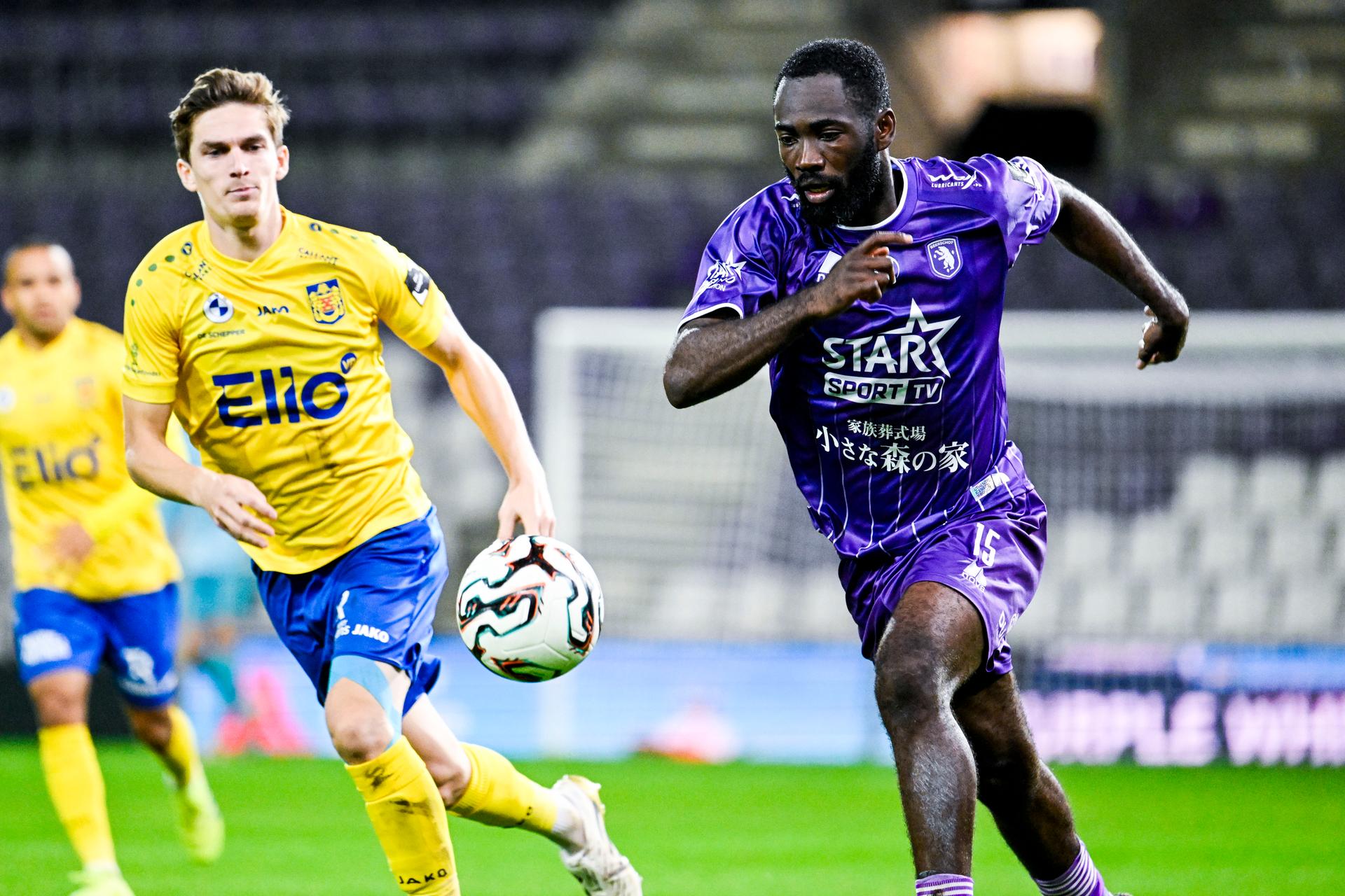 Beveren's Sieben Dewaele and Beerschot's Arnold Vula pictured in action during a soccer game between Beerschot VA and SK Beveren, Friday 17 October 2025 in Antwerp, on day 10 of the 2025-2026 'Challenger Pro League' 1B second division of the Belgian championship. BELGA PHOTO TOM GOYVAERTS