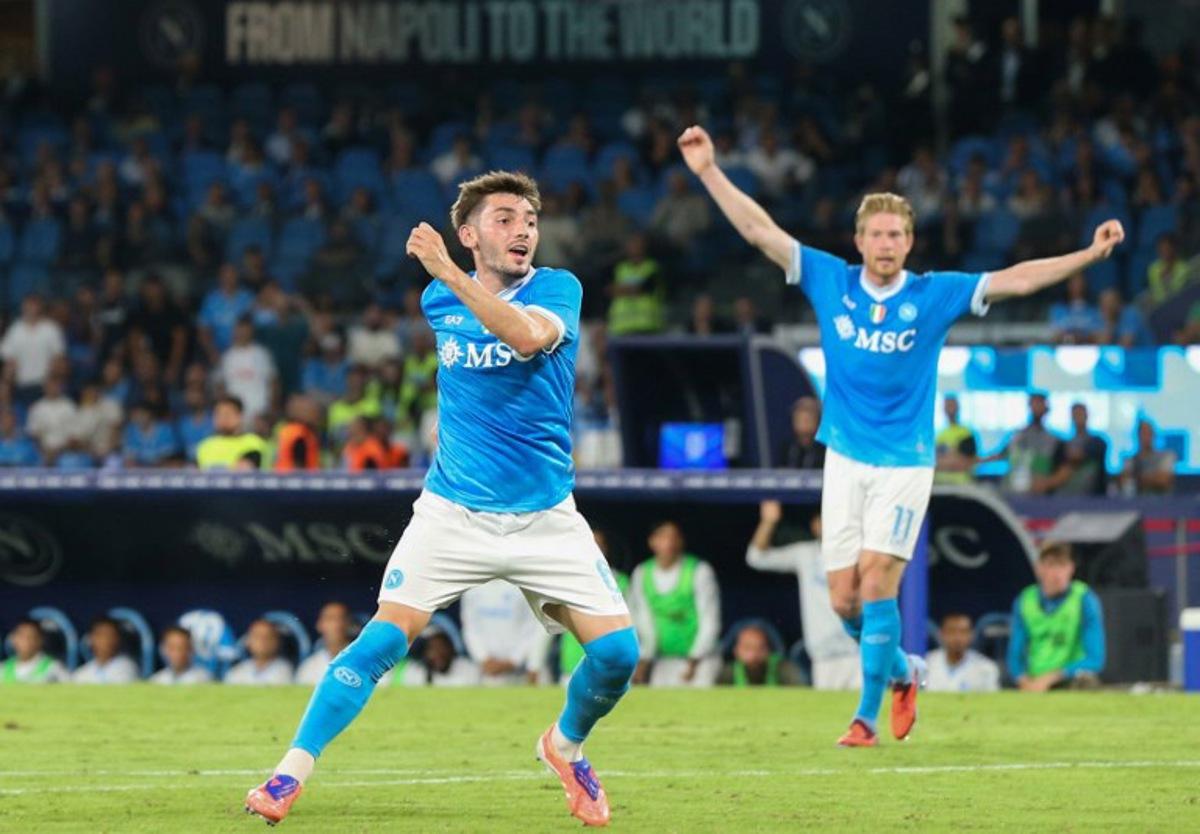 Napoli's Scottish midfielder #06 Billy Gilmour celebrates scoring his team's first goal during the Italian Serie A football match between SSC Napoli and Pisa SC at the Diego Armando Maradona Stadium in Naples on September 22, 2025. CARLO HERMANN / AFP