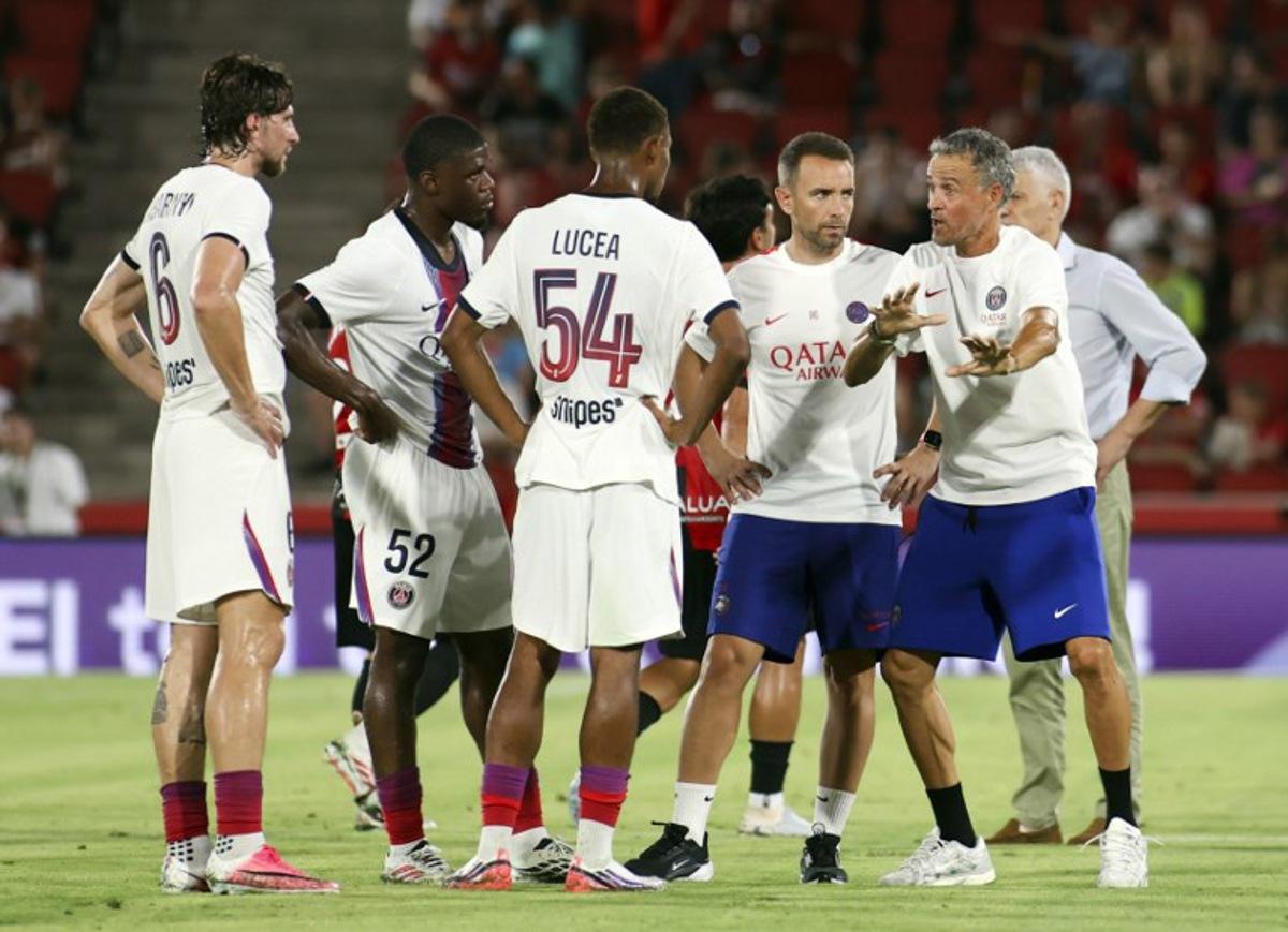 Paris Saint-Germain's Spanish coach Luis Enrique speaks with players during the Ciutat de Palma trophy friendly football match between Mallorca RCD and Paris Saint-Germain FC at Mallorca Son Moix Stadium in Palma de Mallorca on August 8, 2026. JAIME REINA / AFP
