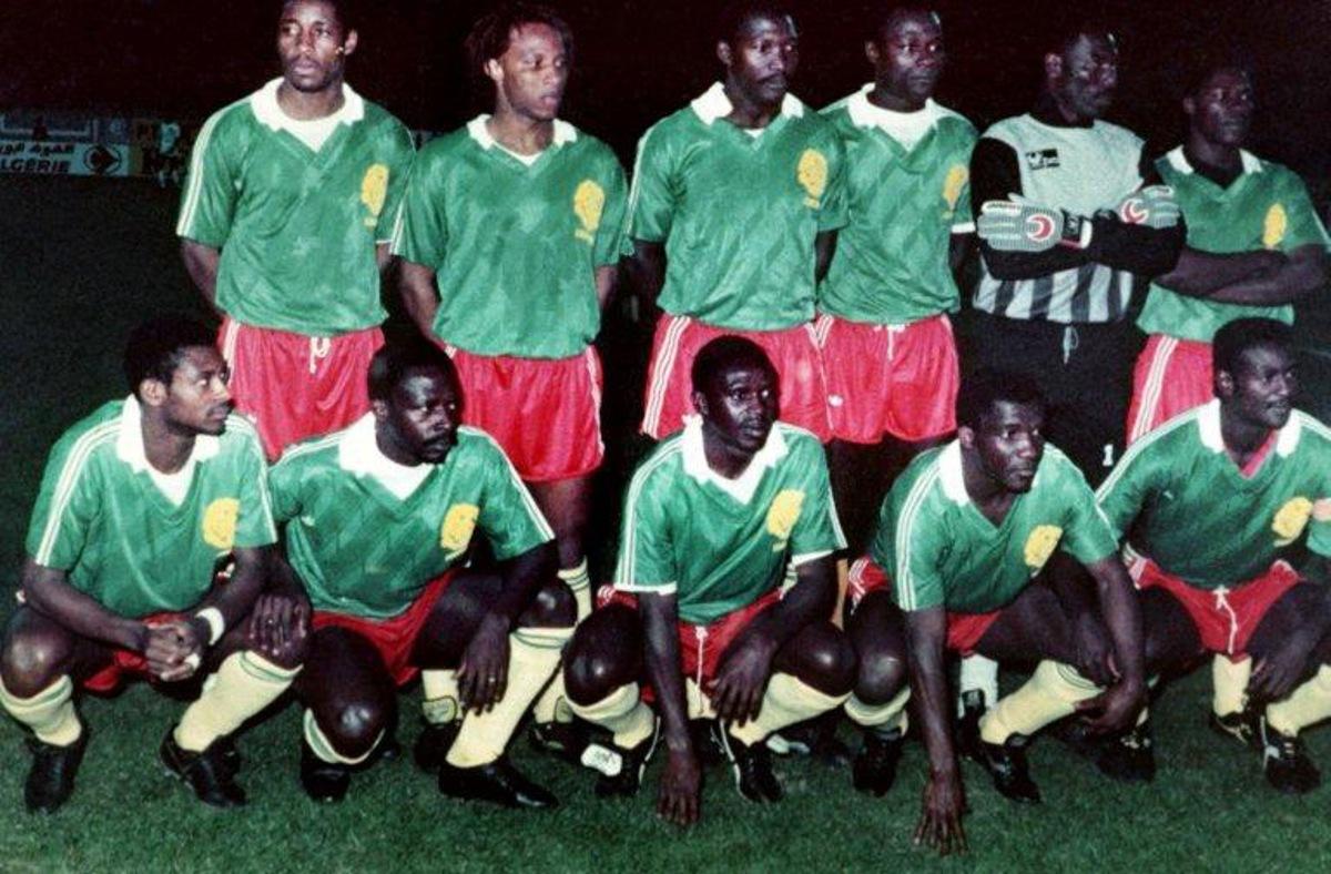 Photo d'archives datant d'avril 1990 montrant l'équipe de football du Cameroun qualifiée pour le Mondiale 1990. Debout, de G à D: Benjamin Massing, Cyril Makanaky, Libih, Emmanuel Kunde, Thomas N'Kono, Pagal. Accroupis: André Kana-Biyik, Bonaventure Djonkep, Bertin Ebwelle, Eugène Ekéké, Stephen Tataw. AFP PHOTO