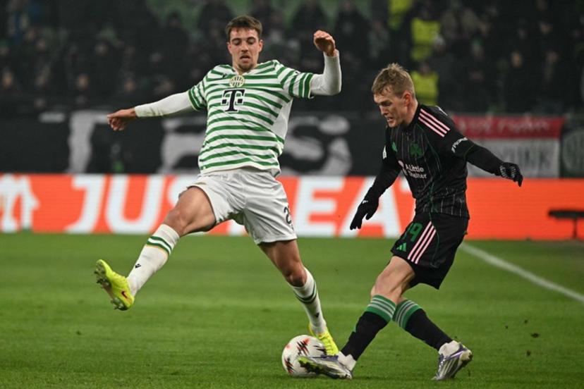 Ferencvaros' Belgian defender #28 Toon Raemaekers and Panathinaikos' Polish forward #19 Karol Swiderski vie for the ball during the UEFA Europa League football match 1st round- Day 7 between Ferencvarosi TC and Panathinaikos in Budapest, Hungary on January 22, 2026. Attila KISBENEDEK / AFP