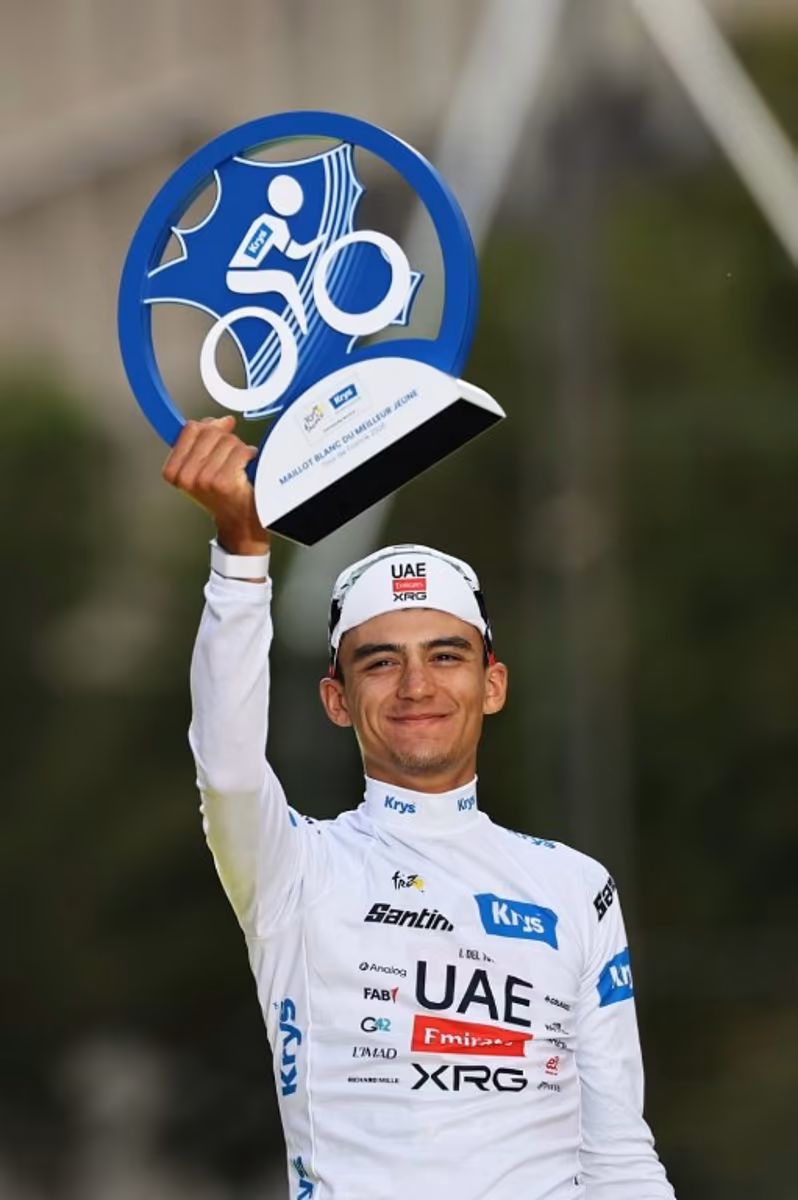 UAE Team Emirates - XRG's Mexican rider Isaac Del Toro celebrates on the podium with the best young rider's white jersey after the 21st stage of the 113th edition of the Tour de France cycling race, 88,7 km starting and finishing in Paris, on July 26, 2026. Anne-Christine POUJOULAT / AFP