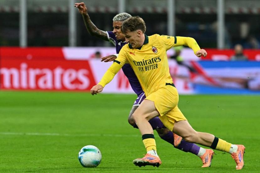 AC Milan's Begian midfielder #56 Alexis Saelemaekers fights for the ball with Fiorentina's Brazilian defender #02 Dodo during the Italian Serie A football match between AC Milan and Fiorentina at San Siro stadium in Milan, northern Italy, on October 19, 2025. Stefano RELLANDINI / AFP