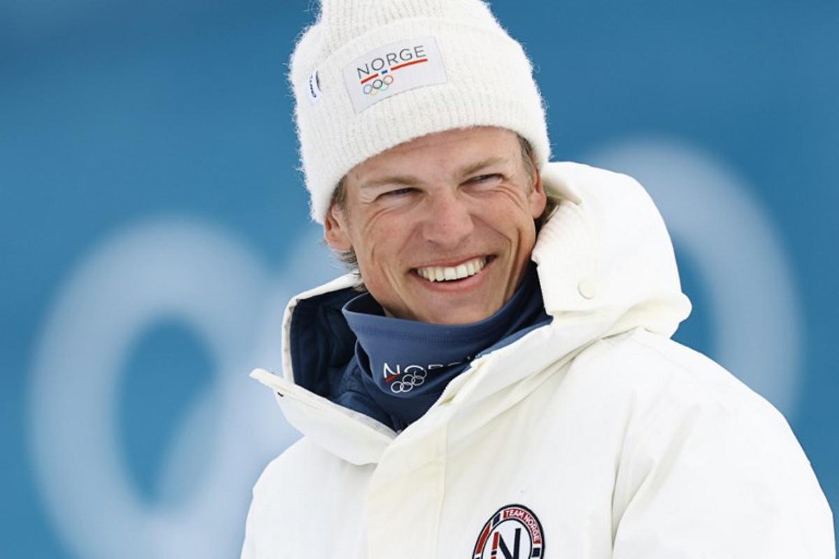 Gold medallist Norway's Johannes Hoesflot Klaebo smiels as he celebrates during a podium ceremony for the men's cross country 50km mass start final event of the Milano Cortina 2026 Winter Olympic Games at Tesero Cross-Country Skiing Stadium in Lago di Tesero (Val di Fiemme) on February 21, 2026. Anne-Christine POUJOULAT / AFP