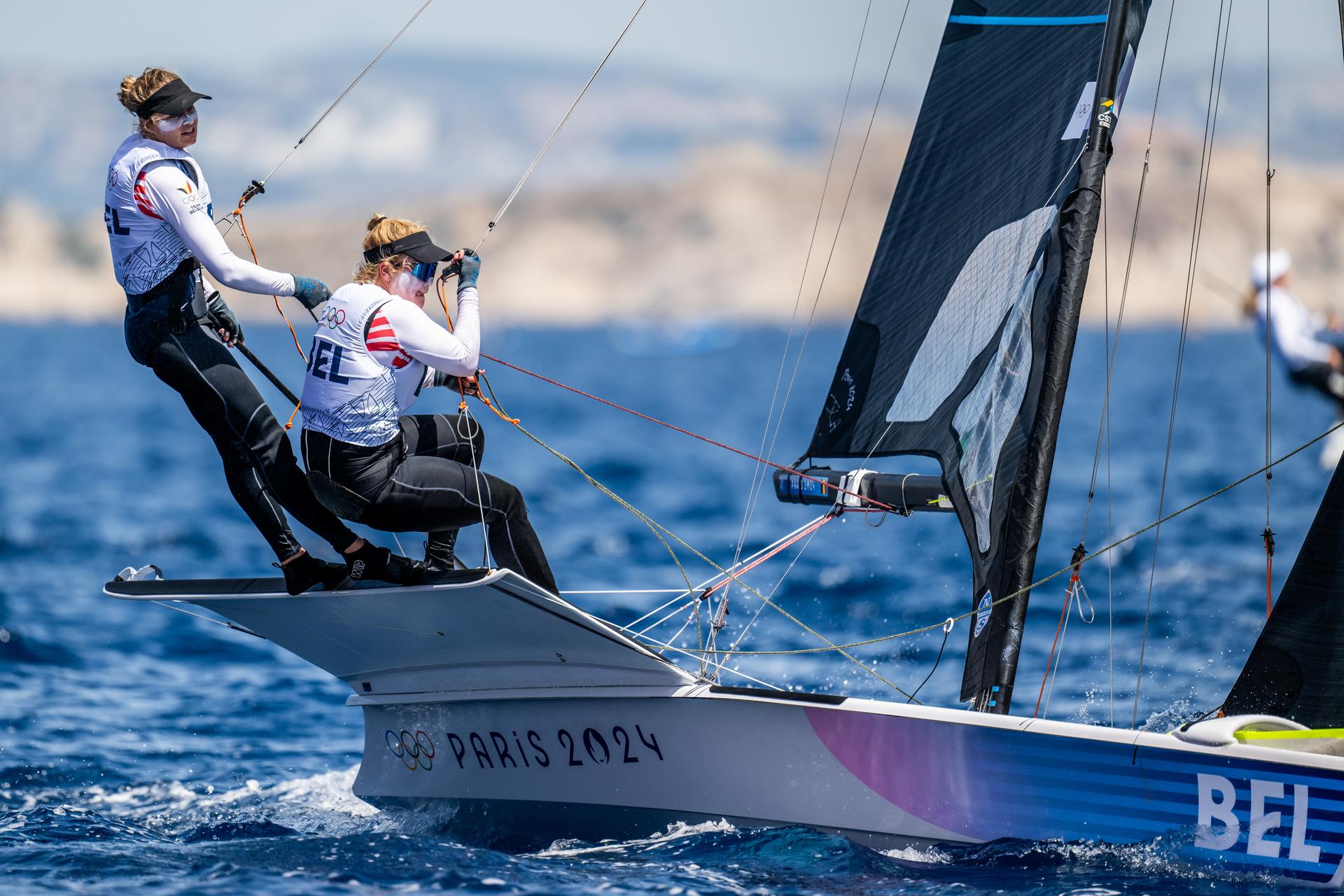 240728 Isaura Maenhaut and Anouk Geurts of Belgium compete in women's skiff - 49er FX sailing during day 2 of the Paris 2024 Olympic Games on July 27, 2024 in Marseille. Photo: Petter Arvidson / BILDBYRÅN / kod PA / PA0850 bbeng segling Sailing olympic games olympics os ol olympiska spel olympiske leker paris 2024 paris-os paris-ol sverige sweden dam