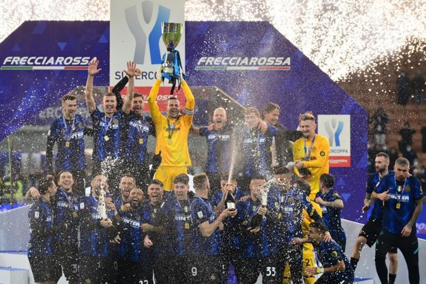 Inter Milan's Slovenian goalkeeper Samir Handanovic (Top C) and Inter Milan's players celebrate with the winner's trophy after winning the Italian Super Cup (Supercoppa italiana) football match between Inter and Juventus on January 12, 2022 at the San Siro stadium in Milan. MIGUEL MEDINA / AFP