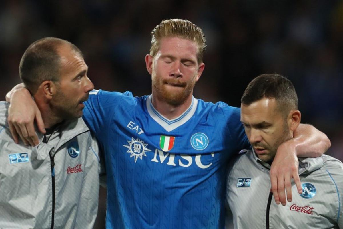 Napoli's Belgian midfielder #11 Kevin De Bruyne leaves the pitch after an injury on a penalty kick during the Italian Serie A football match between Napoli and Inter Milan at the Diego Armando Maradona stadium in Naples on October 25, 2025. Carlo Hermann / AFP