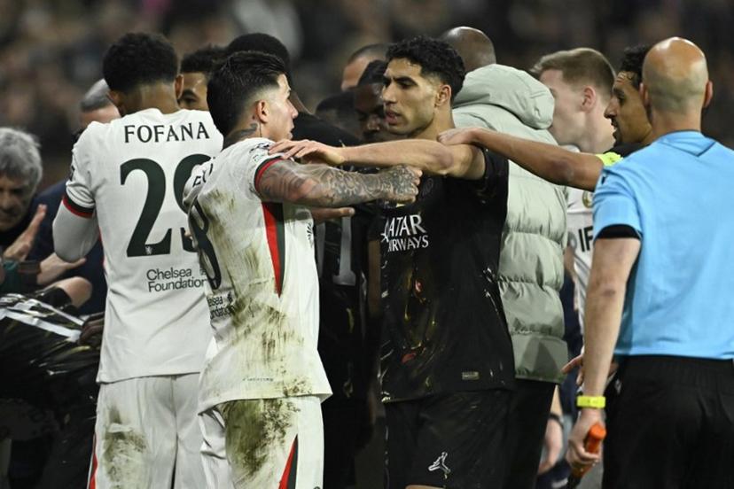 Paris Saint-Germain's Moroccan defender #02 Achraf Hakimi (C) holds Chelsea's Argentine midfielder #08 Enzo Fernandez after Chelsea's Portuguese forward #07 Pedro Neto (not in picture) pushed a ballboy during the UEFA Champions League round of 16 first leg football match between Paris Saint-Germain (PSG) and Chelsea at the Parc des Princes stadium in Paris on March 11, 2026. JULIEN DE ROSA / AFP