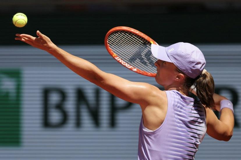 Poland's Iga Swiatek serves to Czech Republic's Sara Bejlek during their women's singles match on day 4 of the French Open tennis tournament on Court Philippe-Chatrier at the Roland-Garros Complex in Paris on May 27, 2026. Thomas SAMSON / AFP