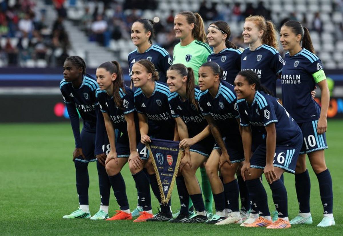 Paris FC's players pose ahead of the UEFA Women's Champions League - League phase, Matchday 2 - football match between Paris FC and Arsenal WFC at the Jean Bouin Stadium in Paris on September 30, 2026. FRANCK FIFE / AFP