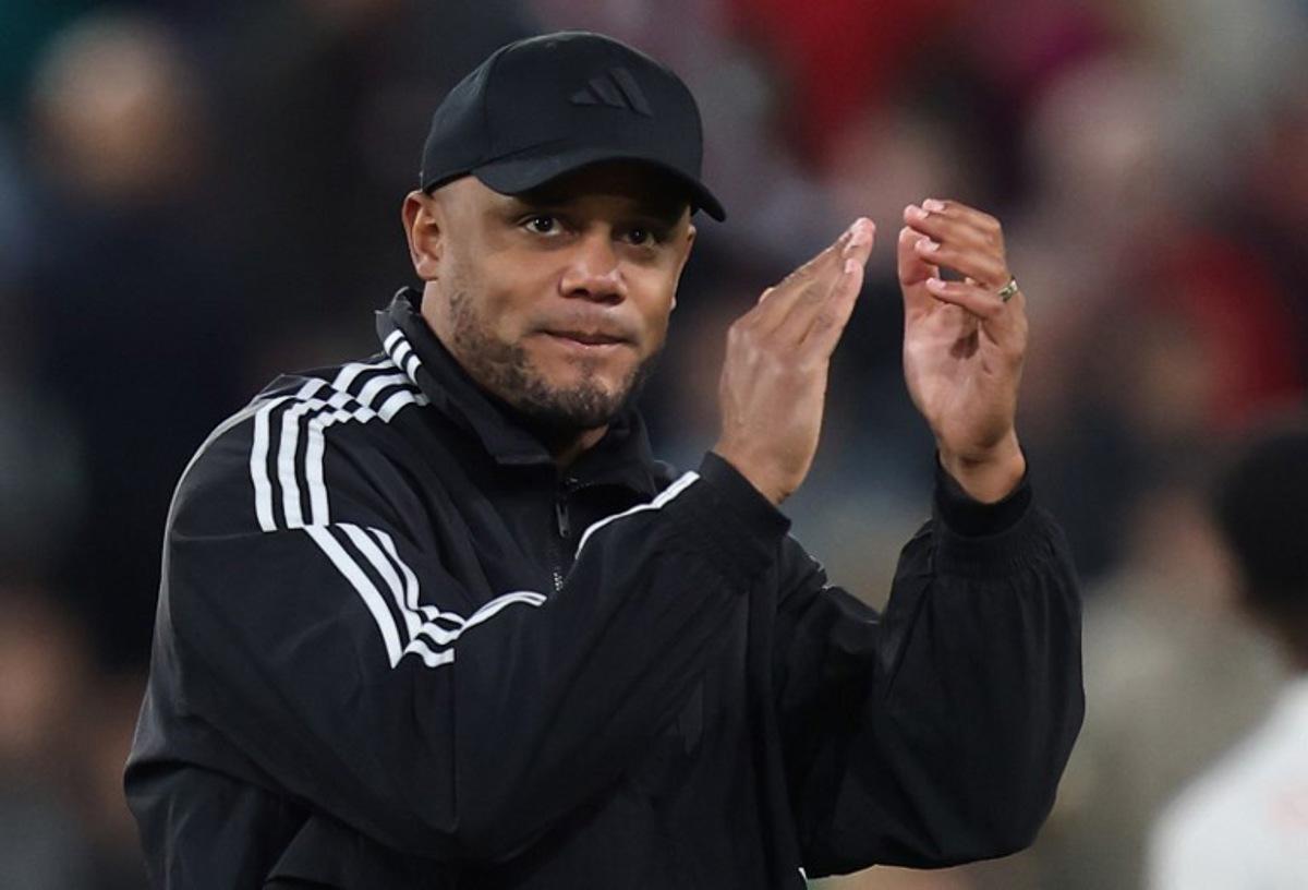 Bayern Munich's Belgian head coach Vincent Kompany applauds after the German first division Bundesliga football match between FC Augsburg and FC Bayern Munich in Augsburg, southern Germany, on April 4, 2025. Alexandra BEIER / AFP